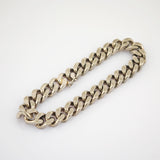 Massives Silberarmband mit poliertem Finish und ovalen Gliedern auf weißem Hintergrund.