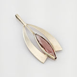 Silberanhänger mit lila Stein im Modernismus