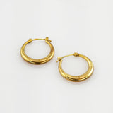 Gold Creolen strukturiert modern