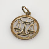 Metallanhänger mit Waage der Gerechtigkeit in ovalem Rahmen aus Vintage-Bronze