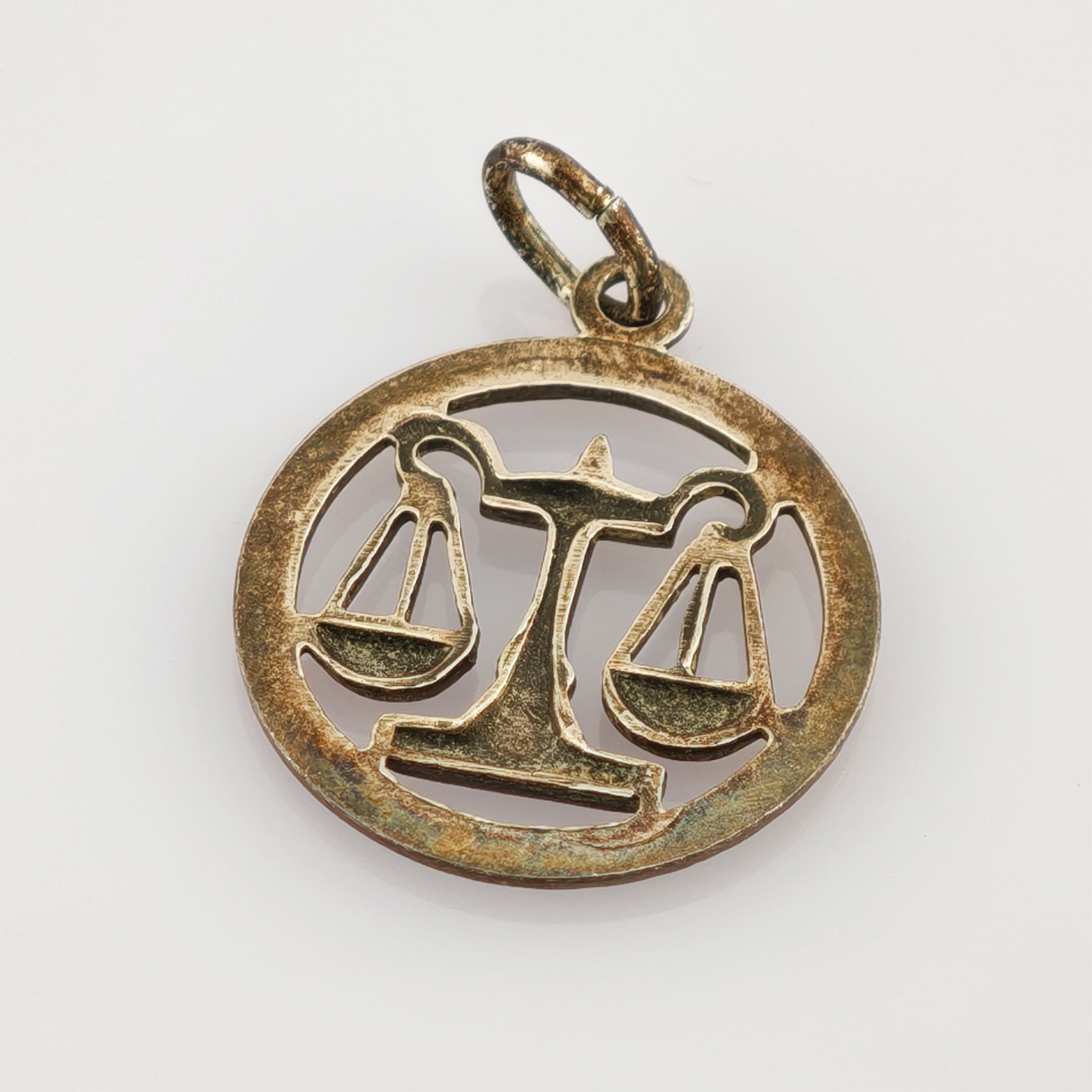 Metallanhänger mit Waage der Gerechtigkeit in ovalem Rahmen aus Vintage-Bronze