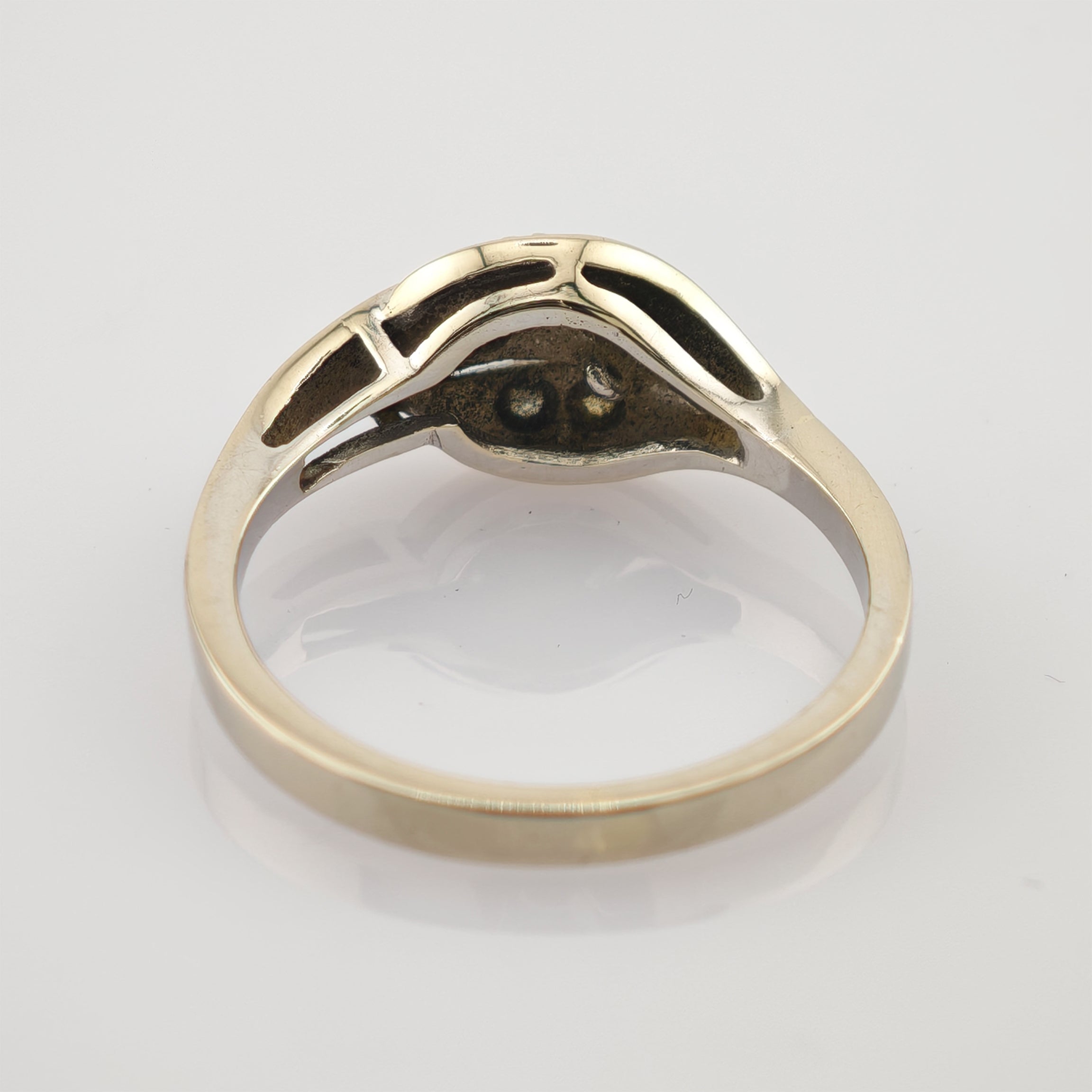 Metallener Vintage-Ring mit glänzendem Finish und einzigartigem hohlem Design auf weißem Hintergrund.