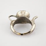 Metallring mit einzigartigem Design aus zwei gebogenen Verlängerungen im Vintage-Stil.