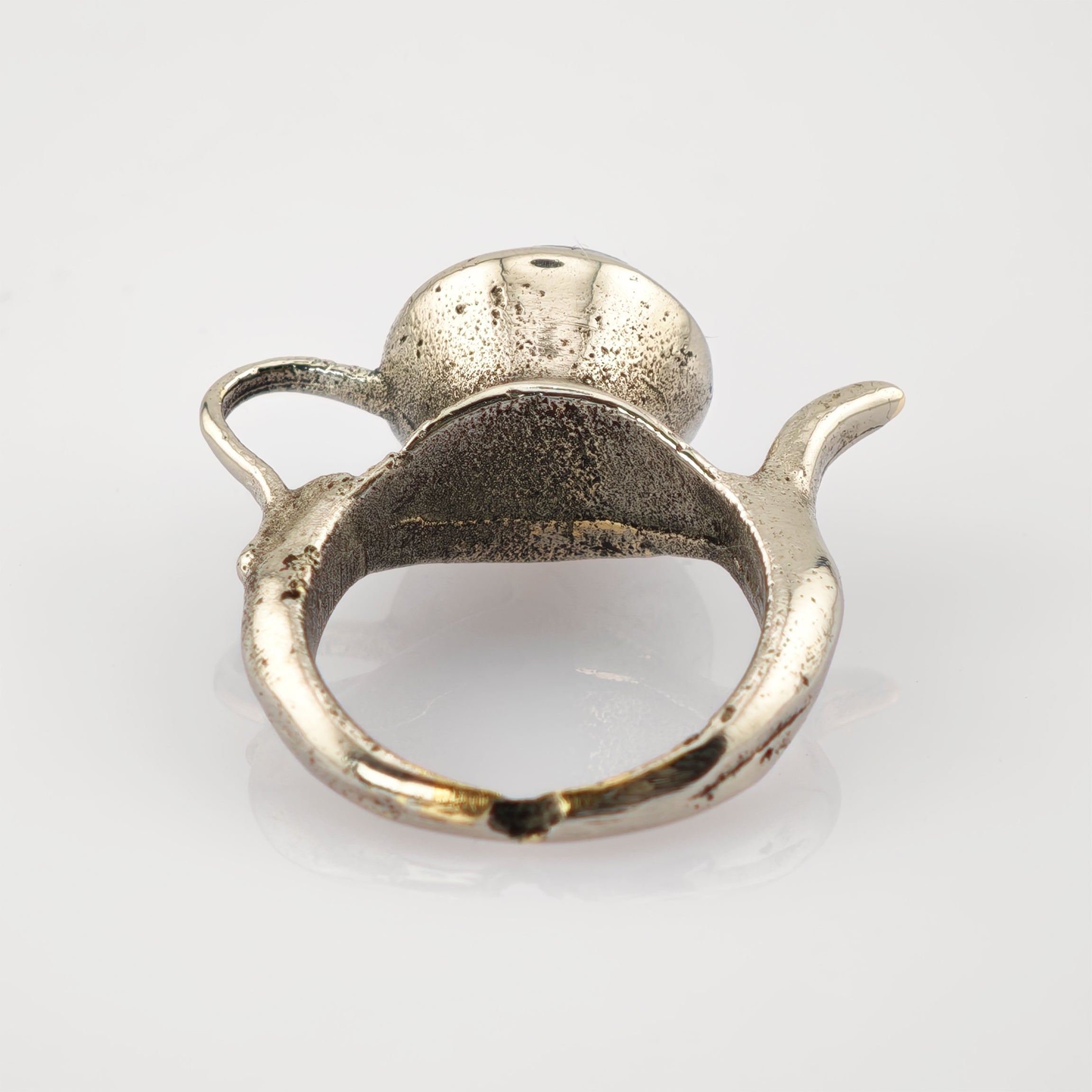 Metallring mit einzigartigem Design aus zwei gebogenen Verlängerungen im Vintage-Stil.