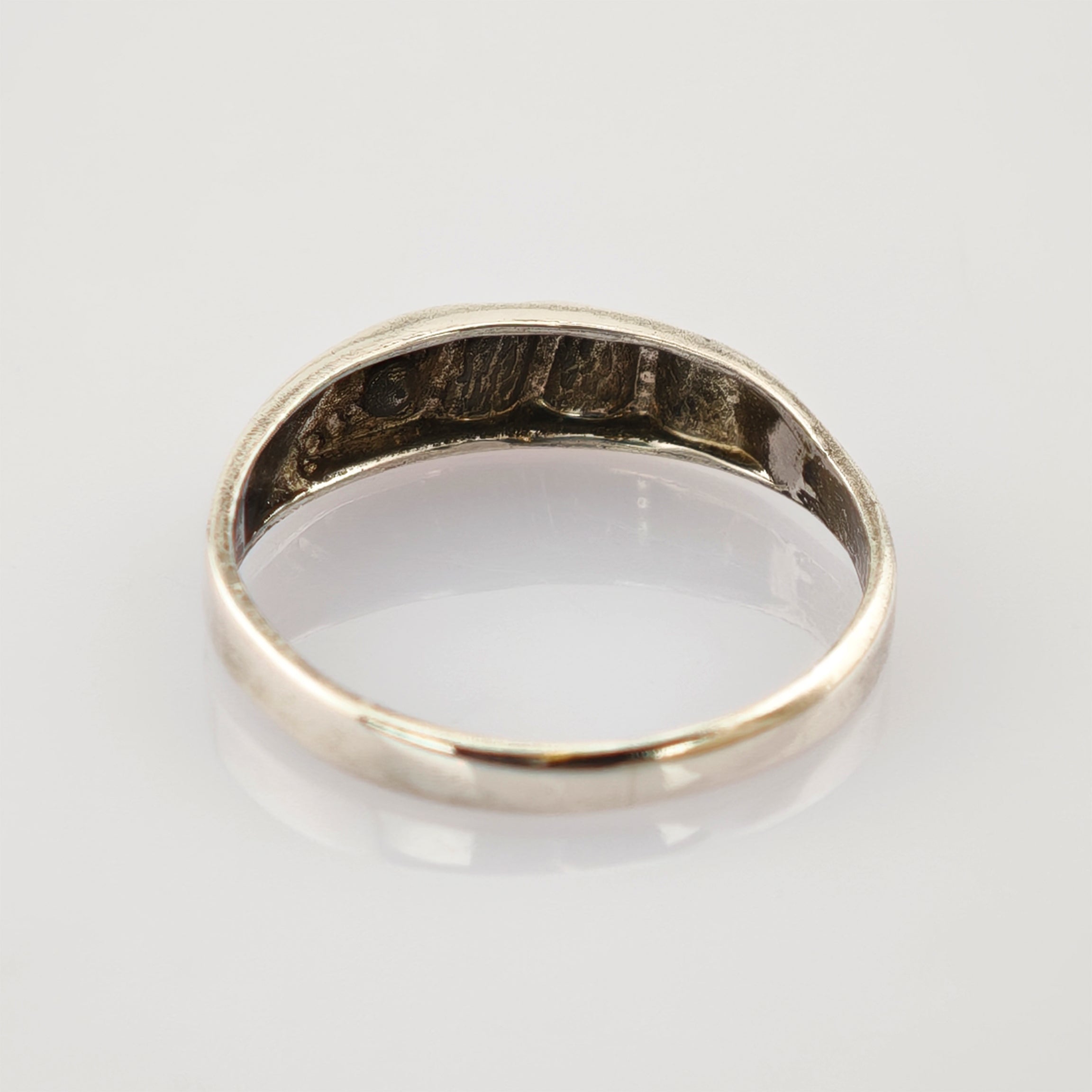 Metallring mit glatter Außenseite und gealterter Innenseite mit Gravur C 8 18