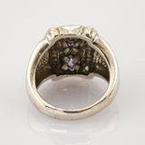Metallring mit kunstvollem Innenrelief und lila Edelstein
