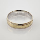 Metallring mit silberner Außenkante und goldfarbenem Mittelband, graviert mit ED 585 auf weißem Hintergrund