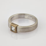 Moderner Silber- und Goldring mit quadratisch geschliffenem klarem Edelstein im goldenen Rand