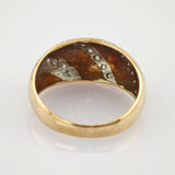 Nahaufnahme eines goldenen Rings mit eingravierter Markierung 95700300 auf der Innenseite.