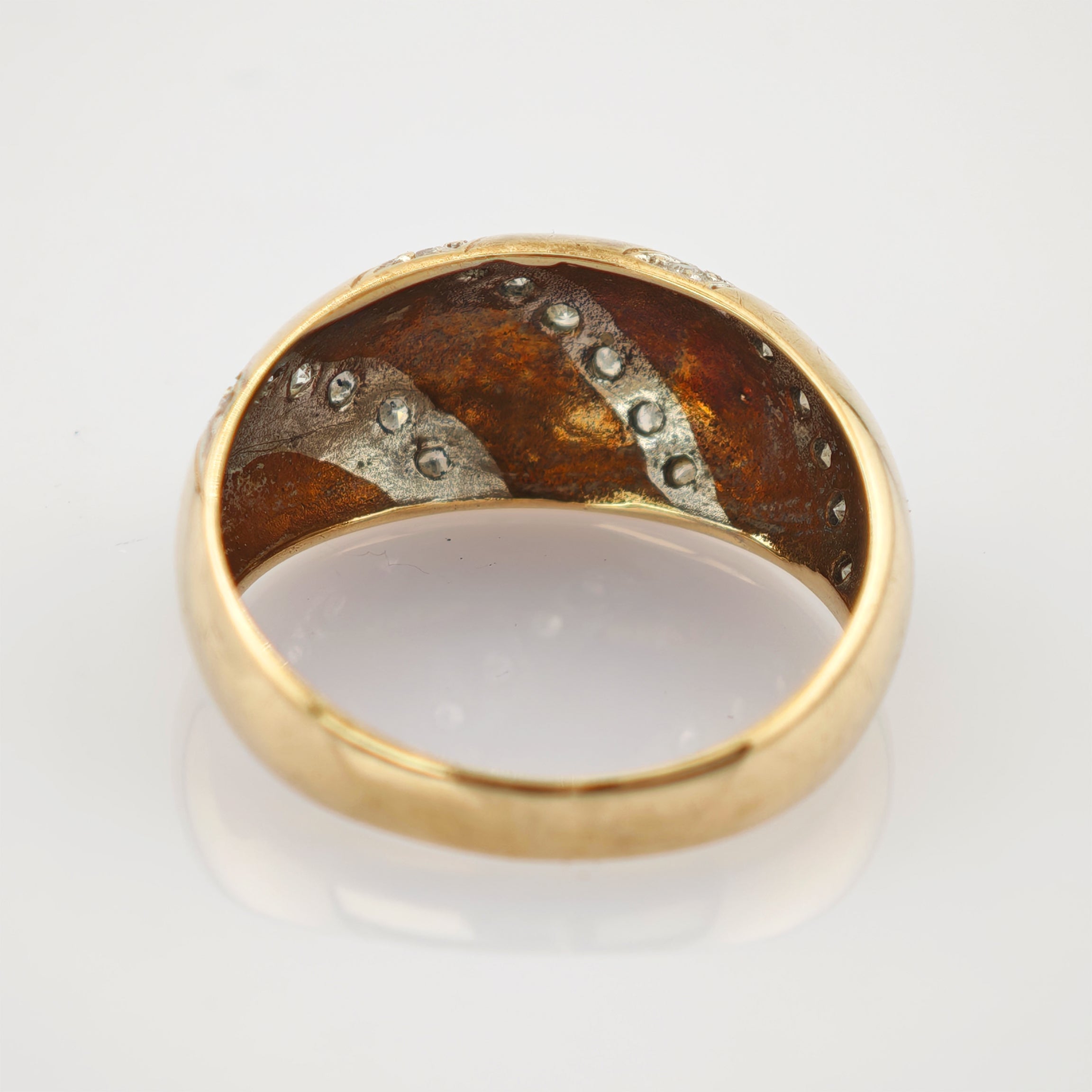 Nahaufnahme eines goldenen Rings mit eingravierter Markierung 95700300 auf der Innenseite.