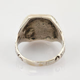 Nahaufnahme des inneren Bands eines silbernen Rings mit .925 Stempel und Gebrauchsspuren.