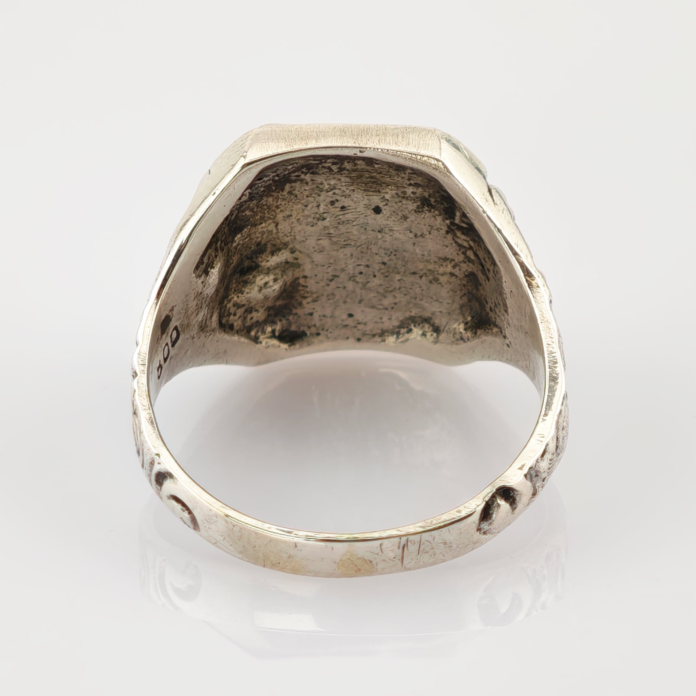 Nahaufnahme des inneren Bands eines silbernen Rings mit .925 Stempel und Gebrauchsspuren.