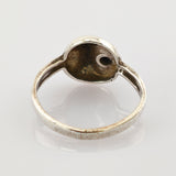 Detaillierte Nahaufnahme eines inneren Silberrings mit sichtbarer Patina und Textur.