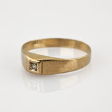 Goldring mit Diamant im klaren Stil der 1960er Jahre