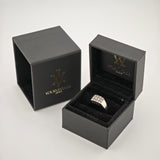 Offene schwarze Schmuckringbox mit silbernem Ring und goldgeprägtem YOURVINTAGE-Logo auf samtigem Innenfutter