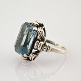 Ornater silberner Ring mit vintage Design und großem rechteckigem blauem Edelstein in der Mitte