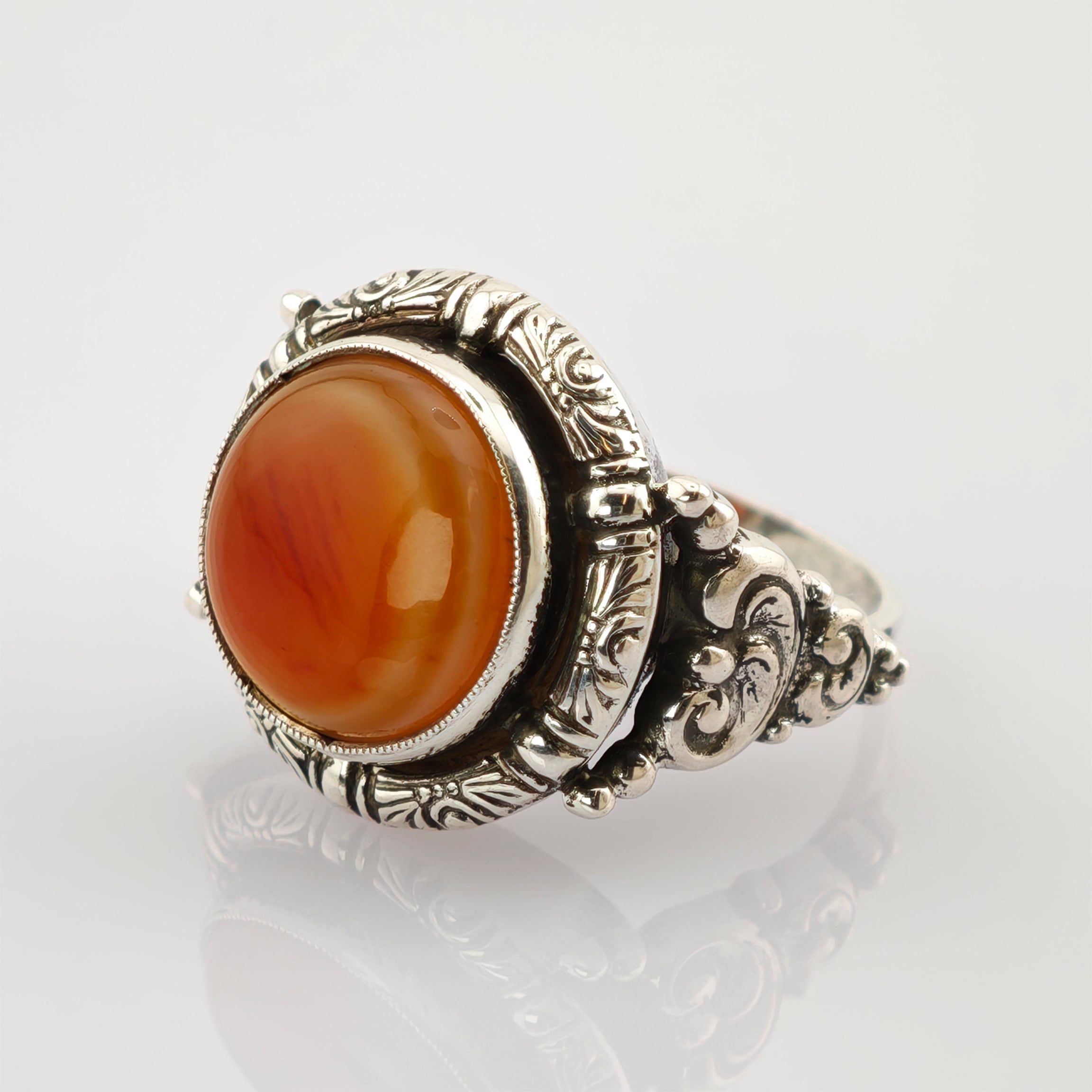 Ornater Silberring mit ovalem Orangenedelstein und dekorativen Gravuren im Vintage-Stil