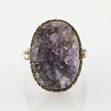 Ovaler Amethyst-Cluster-Ring in strukturierter goldfarbener Fassung mit teilweisem goldfarbenem Band