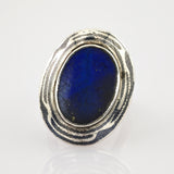 Ovaler vintage Schmuckanhänger mit blauem Zentrum und silbernem Rahmen