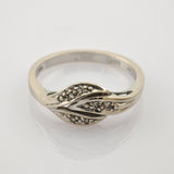 Polierter 14k-Goldring mit zwei ineinander verschlungenen Blattformen und kleinen Steinen.