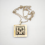 Quadratanhänger aus Silber mit stilisiertem Tribal-Motiv an feiner Silberkette