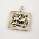 Quadratischer silberfarbener Anhänger mit Reliefdarstellung von zwei Llamas und feiner Gravur.