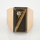 Rechteckiger Vintage-Siegelring mit Goldband, schwarzer Einlage, Diamant in Goldfassung und Zickzack-Muster.