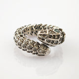 Silberner Schlangenring mit detaillierten Schuppen, grünem Steinauge und kleinen klaren Steinen im Vintage-Stil.