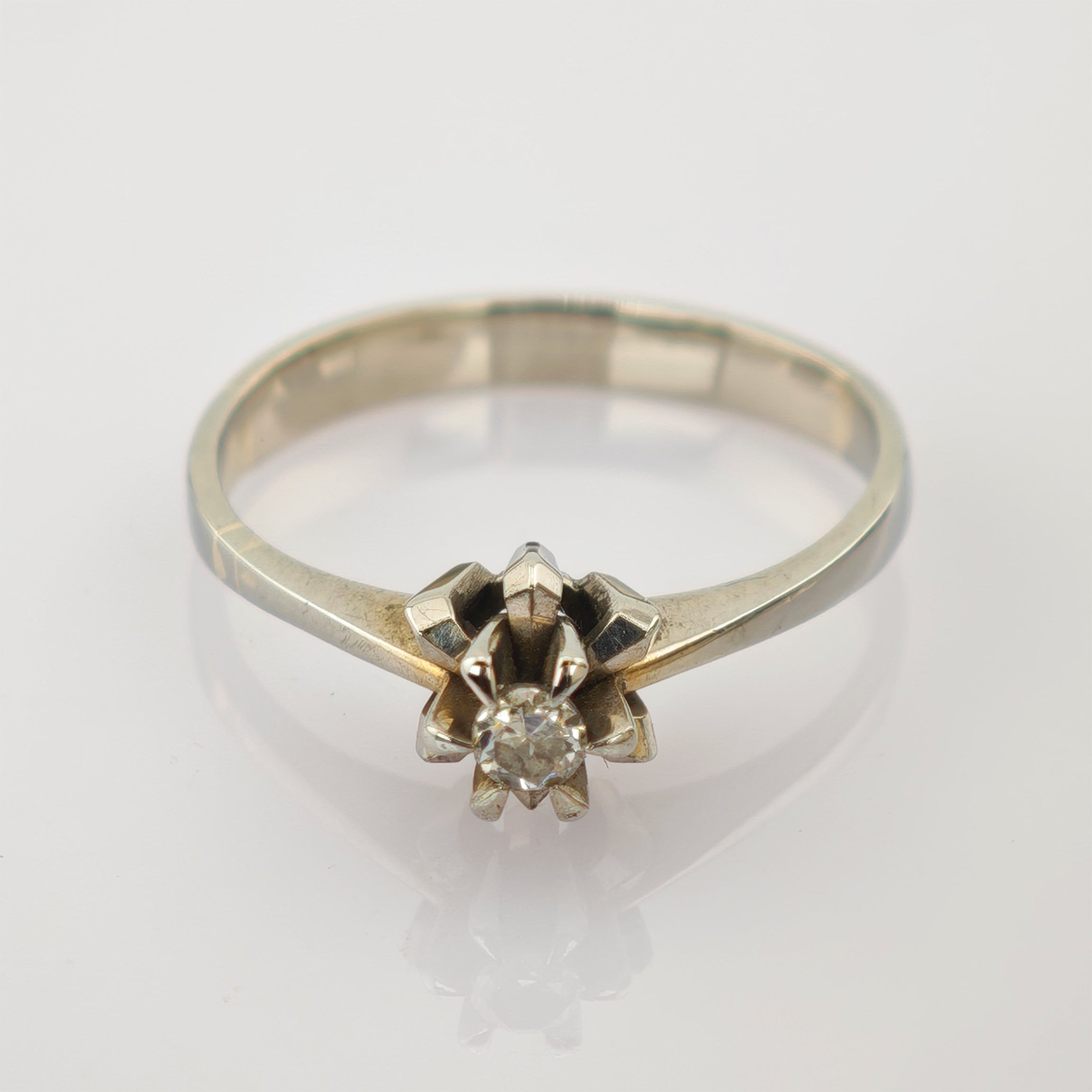 Fein gearbeiteter Ring aus Silber oder Weißgold mit klarem Solitär-Edelstein in blumenförmiger Krappenfassung
