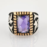 Ring mit facettiertem rechteckigem violettem Edelstein und silbernem Band mit schwarzem Email