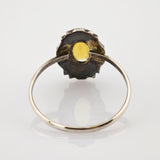 Eleganter Vintage-Silberring mit detaillierter Verzierung und ovalem gelben Edelstein.