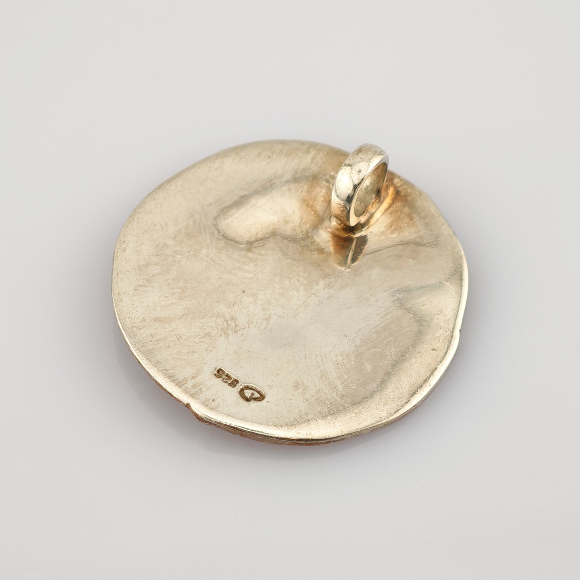 Runder Anhänger aus 925er Sterlingsilber mit gehämmerter Oberfläche und kleiner Öse.