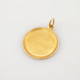 Runder Goldanhänger mit glatter Oberfläche und konzentrischen Rillen am Rand für Halsketten oder Armbänder.