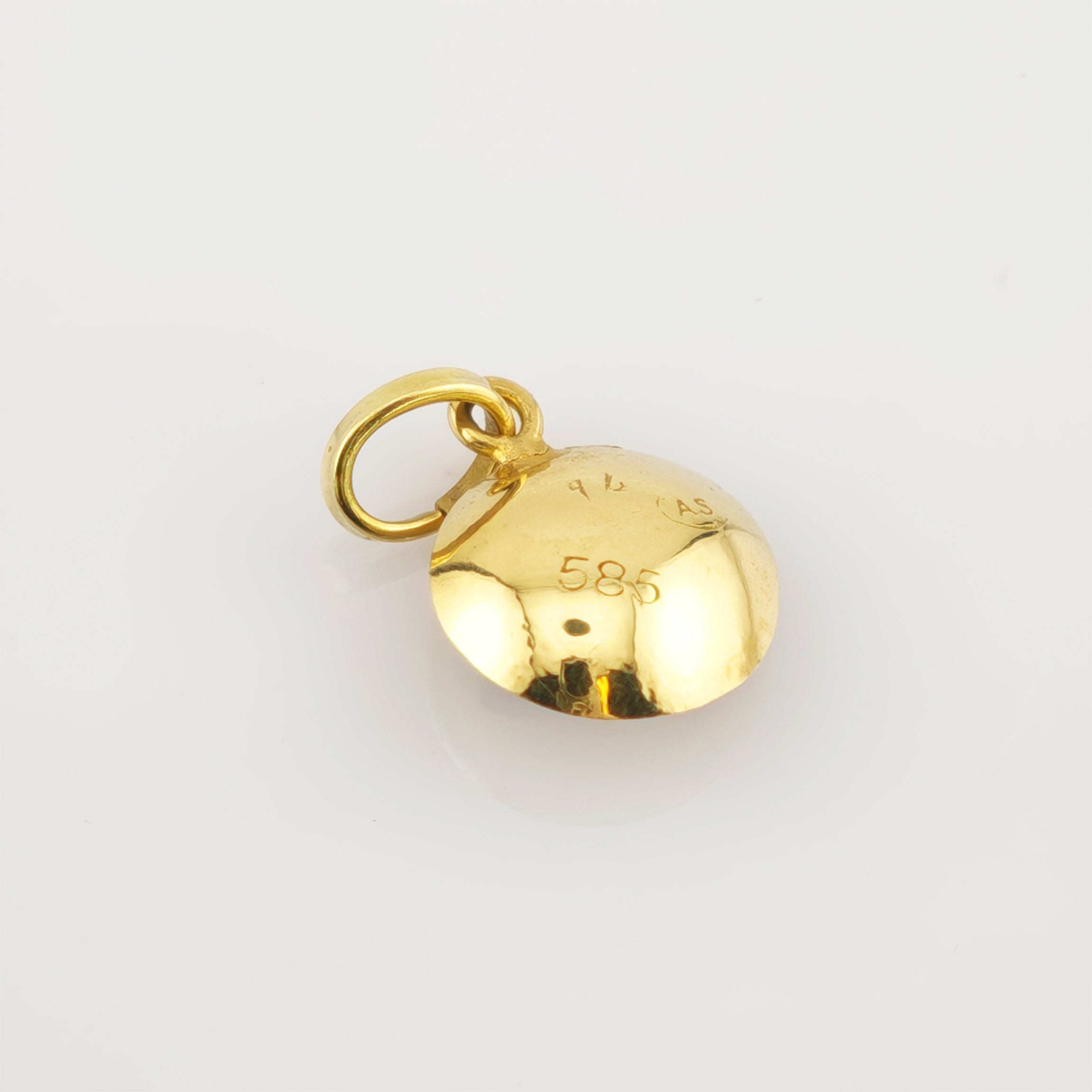 Runder Goldanhänger mit matter und glänzender Oberfläche, gestempelt mit AS und 585, an Goldring befestigt.