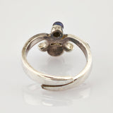 Runder Silberring mit kleinem dunklem Edelstein und sichtbarem Ringband von innen.