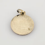 Rundes, leicht verkratztes Metallanhängsel mit Befestigungsschlaufe im minimalistischen Vintage-Stil.