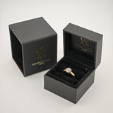 Schwarze Schmucketuis mit goldenem YOURVINTAGE Logo. Ein Etui offen mit Goldring und Diamanten auf schwarzem Samtkissen.