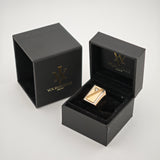 Elegante schwarze Ringbox mit einem goldenen Vintage-Ring mit Diamant und Gravuren auf Samtkissen.