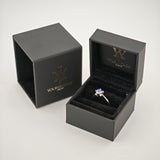 Schwarze Schmuckbox mit Silberring und violettem Edelstein auf schwarzem Samt mit Goldlogo von YourVintage Store.