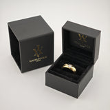 Zwei schwarze Schmuckboxen mit goldfarbenem YOURVINTAGE.store Logo, eine geöffnet mit goldenem Ring und klarem Edelstein.