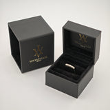 Schwarze Schmuckringbox mit silbernem Ring mit Diamanten, neben Deckel mit YourVintageStore-Logo.