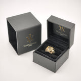 Schwarze Schmuckschachtel mit goldfarbenem Ring und rechteckigem Edelstein, goldenes Logo YOURVINTAGE.store
