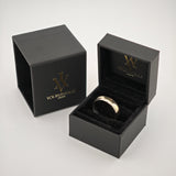 Schwarze Schmuckschachteln mit gold-silbernem Ring auf schwarzem Samtkissen und goldfarbenem YOURVINTAGE-Logo.