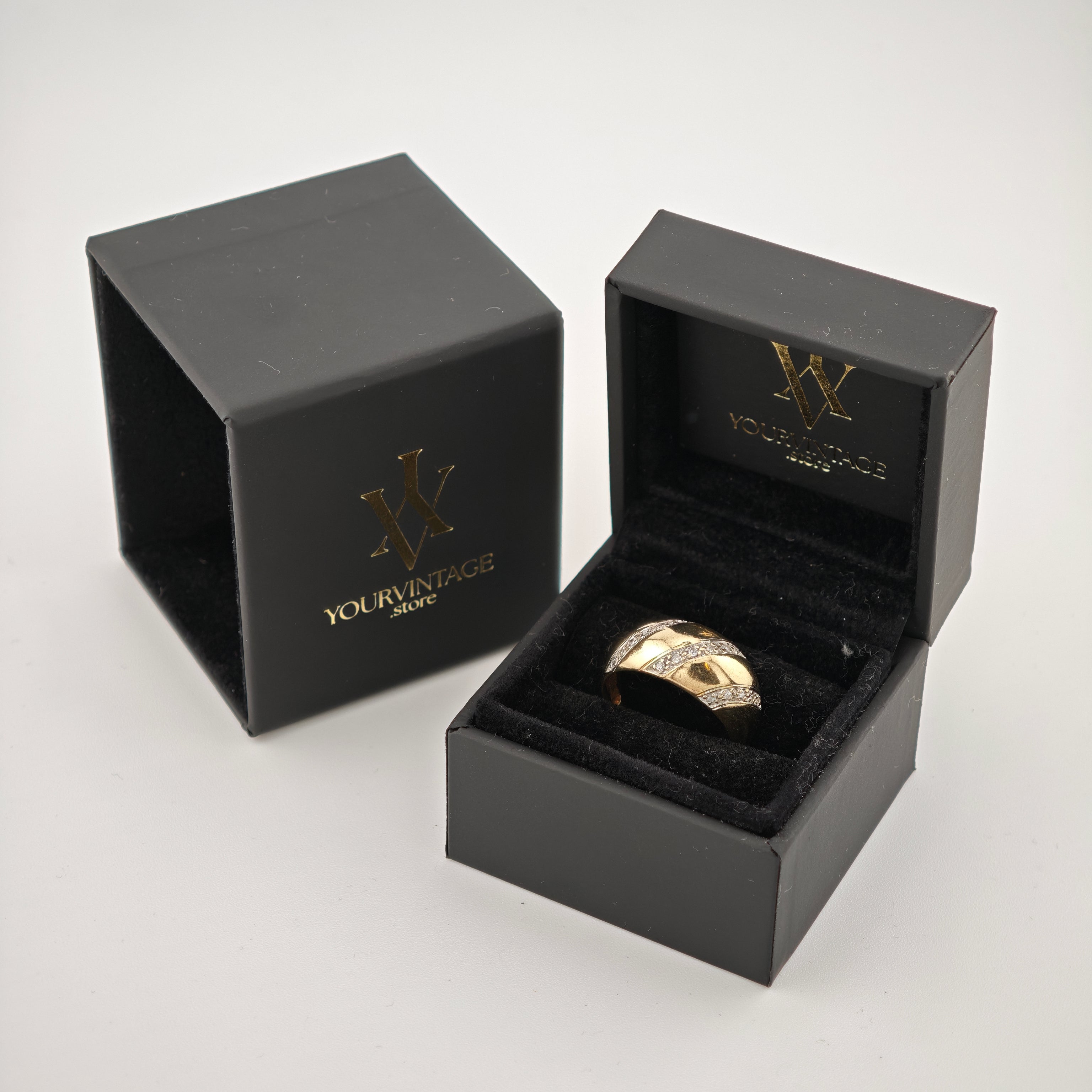 Schwarze Schmuckschachteln mit goldgestreiftem Ring und Diamantdetails, Logo W und your vintage.store in Gold.