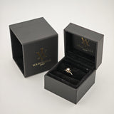 Schwarze Schmuckschachteln von YOURVINTAGE.store, eine offen mit blumenförmigem Diamantring auf schwarzem Samt.