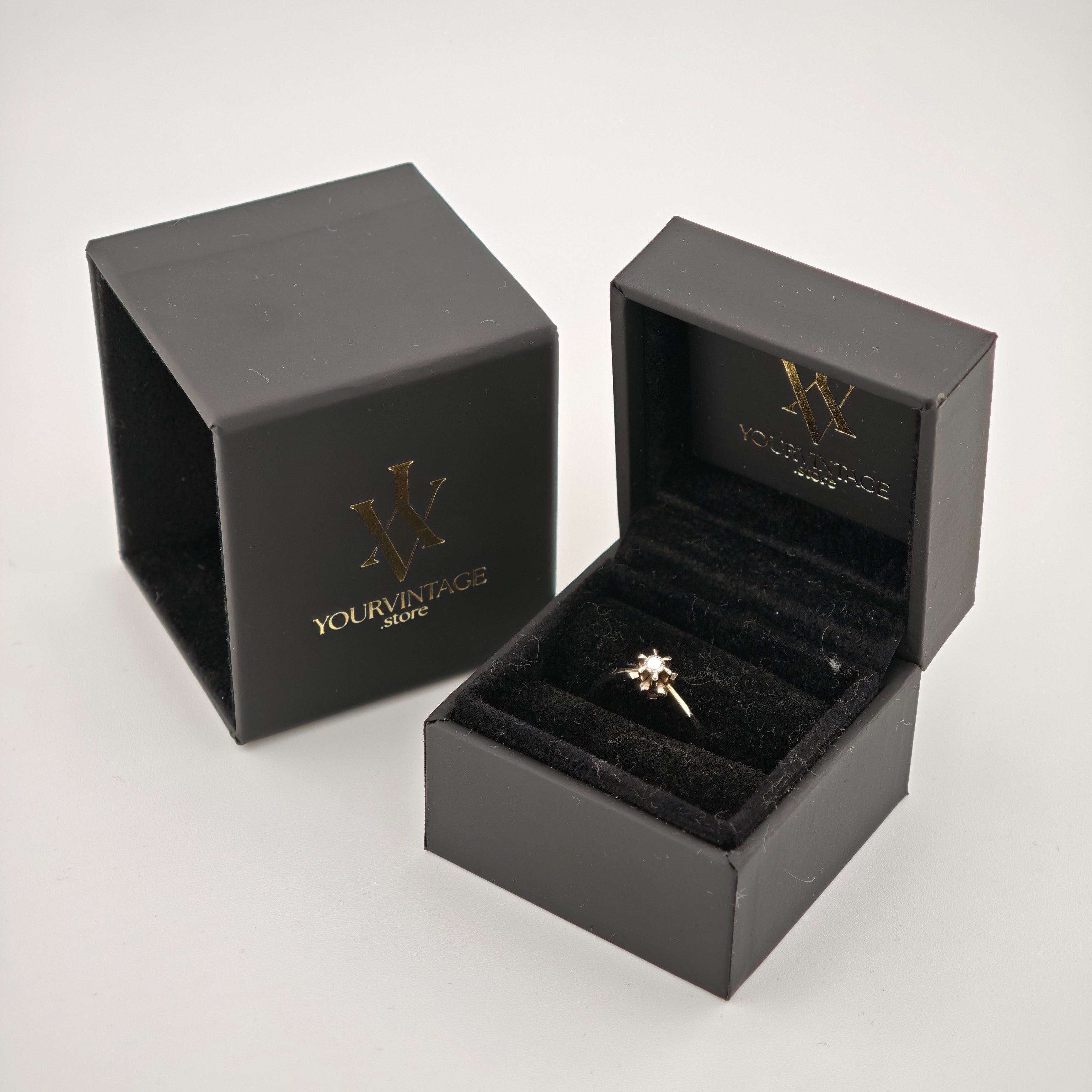 Schwarze Schmuckschachteln von YOURVINTAGE.store, eine offen mit blumenförmigem Diamantring auf schwarzem Samt.