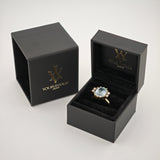 Zwei schwarze Schmuckschatullen, eine geschlossen mit goldener Aufschrift 'YourVintage Store', die andere offen mit einem Goldring und blauem Edelstein.