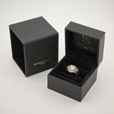 Zwei elegante schwarze Schmuckschatullen auf weißem Hintergrund, eine offen mit silbernem Ring und quadratischem Diamanten.