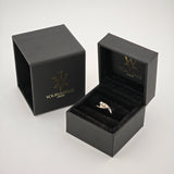 Schwarzes Schmuckkästchen mit samtigem Innenfutter, zeigt silbernen Ring und goldfarbenes Logo "W YOURVINTAGE.store"