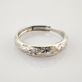 Silberarmband mit detailreichen sternförmigen Gravuren und glänzender Oberfläche.